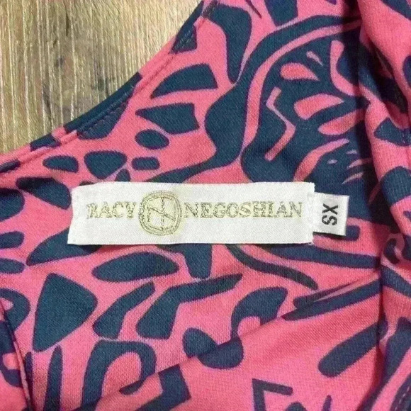 TRACY NEGOSHIAN Women's XS- Pink & Blue Geometric One Shoulder Dress Knee Lth D2 - Picture 5 of 9